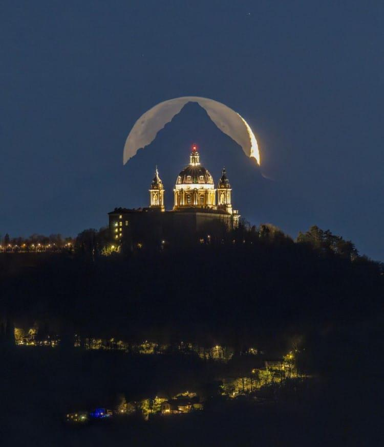 Фотограф ждал 6 лет, чтобы получить идеально выровненную фотографию Луны, горы и базилики - Фотография, Reddit, Telegram (ссылка), Луна, Базилика, Ночь