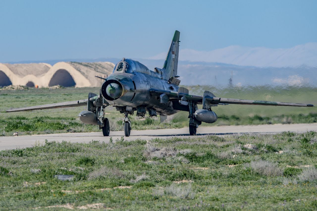 Су-20 и Су-22 ВВС Сирии - Авиация, Самолет, Полет, Военная авиация, Пилот, Су, Су-17, Истребитель, Сирия, Военная техника, Сар, Длиннопост