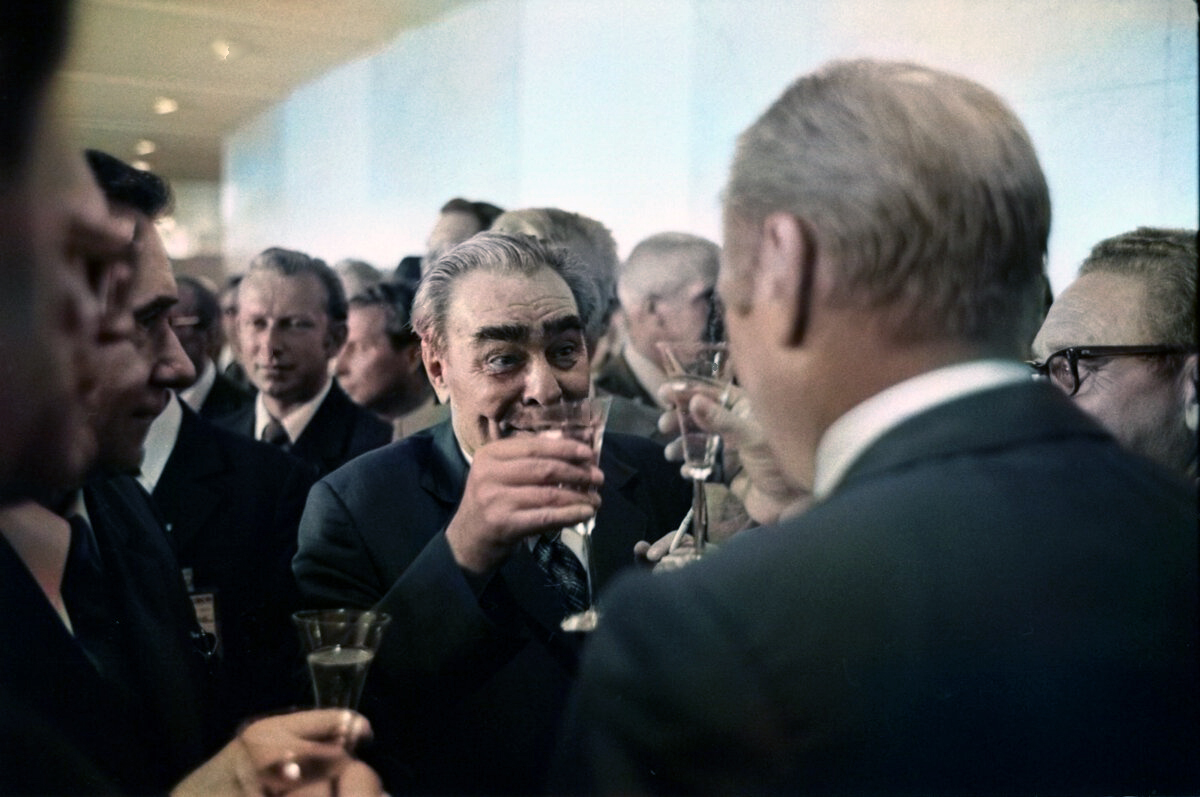 Informal Brezhnev - My, Old photo, Leonid Brezhnev, Banquet, Alcohol, Diplomacy, Informal, Nostalgia, the USSR, Stagnation, 70th, General, Secretary, Central Committee of the CPSU, Fidel Castro, Richard Nixon, Gerald Ford, Jimmy Carter