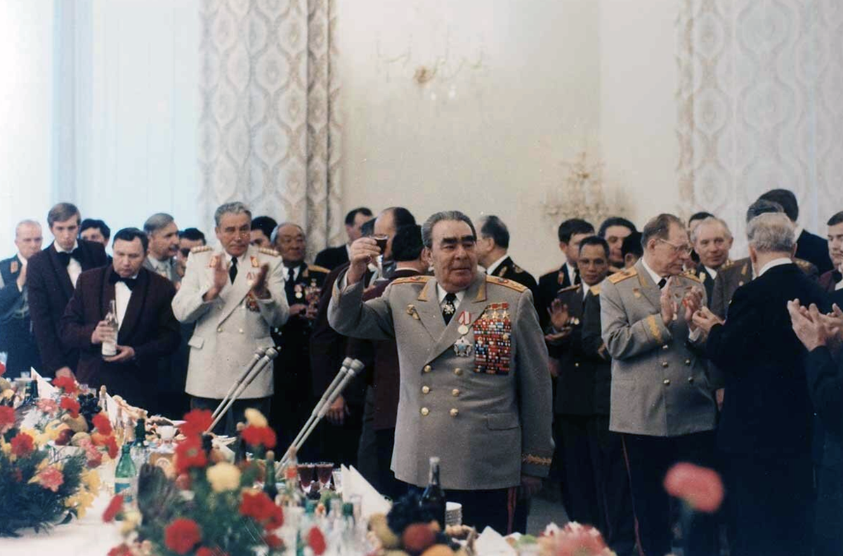 Informal Brezhnev - My, Old photo, Leonid Brezhnev, Banquet, Alcohol, Diplomacy, Informal, Nostalgia, the USSR, Stagnation, 70th, General, Secretary, Central Committee of the CPSU, Fidel Castro, Richard Nixon, Gerald Ford, Jimmy Carter