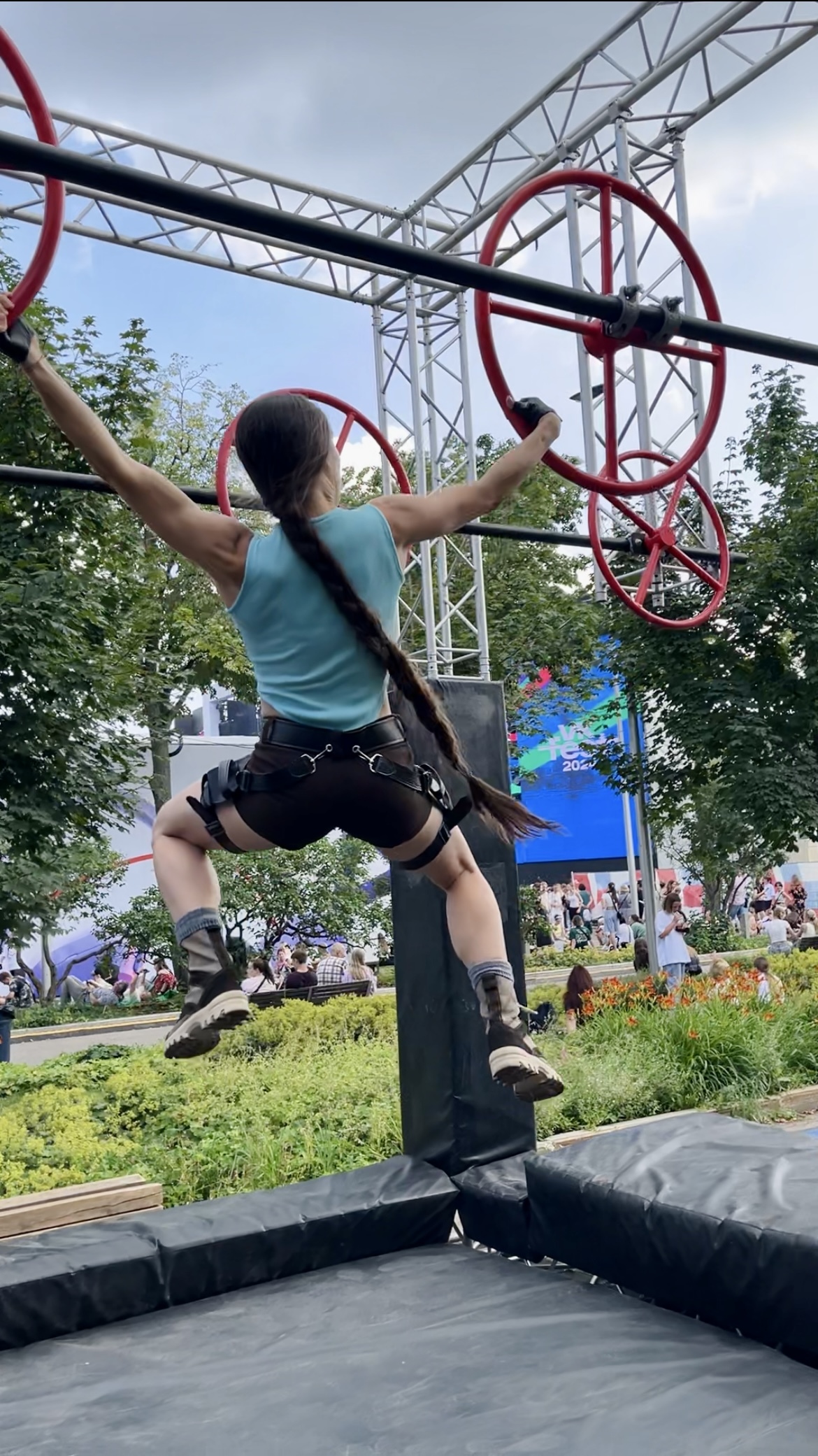 _Lara Croft, VK fest, obstacle course_ - My, Cosplay, Cosplayers, Vertical video, Vk fest, Tomb Raider: Lara Croft, Lara Croft, Running with obstacles, Sports girls, Strong girl, Video, Soundless, Longpost