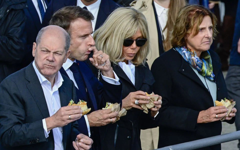 Scholz with Macron and their wives - My, Olaf Scholz, Emmanuel Macron, Humor, Wife, Evil grandmothers, Austin Powers, Transsexuals, Husband, Video