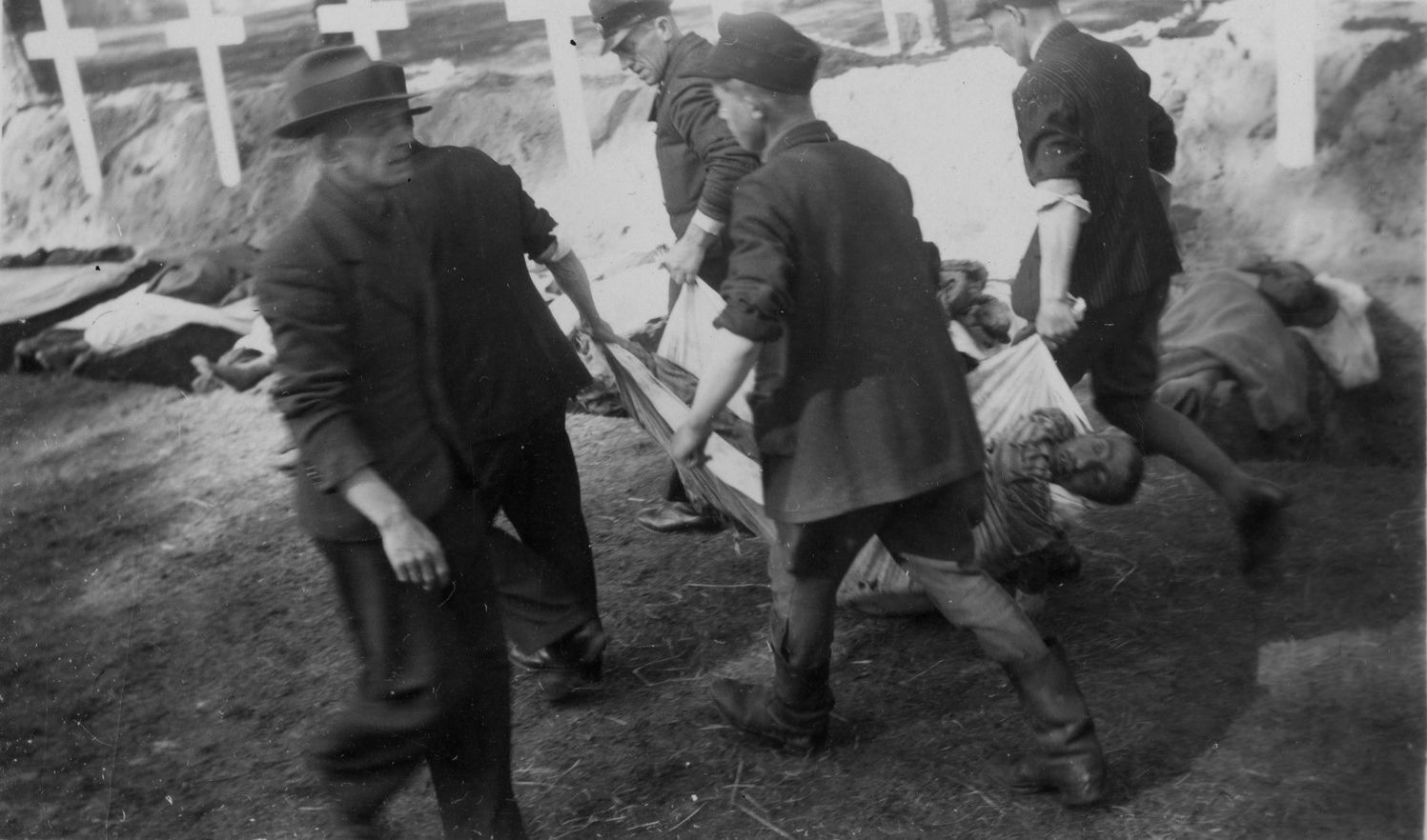 Residents of Ludwigslust and deceased prisoners of the Wobbelin concentration camp - The Second World War, The photo, Black and white photo, Old photo, Concentration camp, Historical photo, The dead, Death, War crimes, Military history, Germany, Burial, Longpost