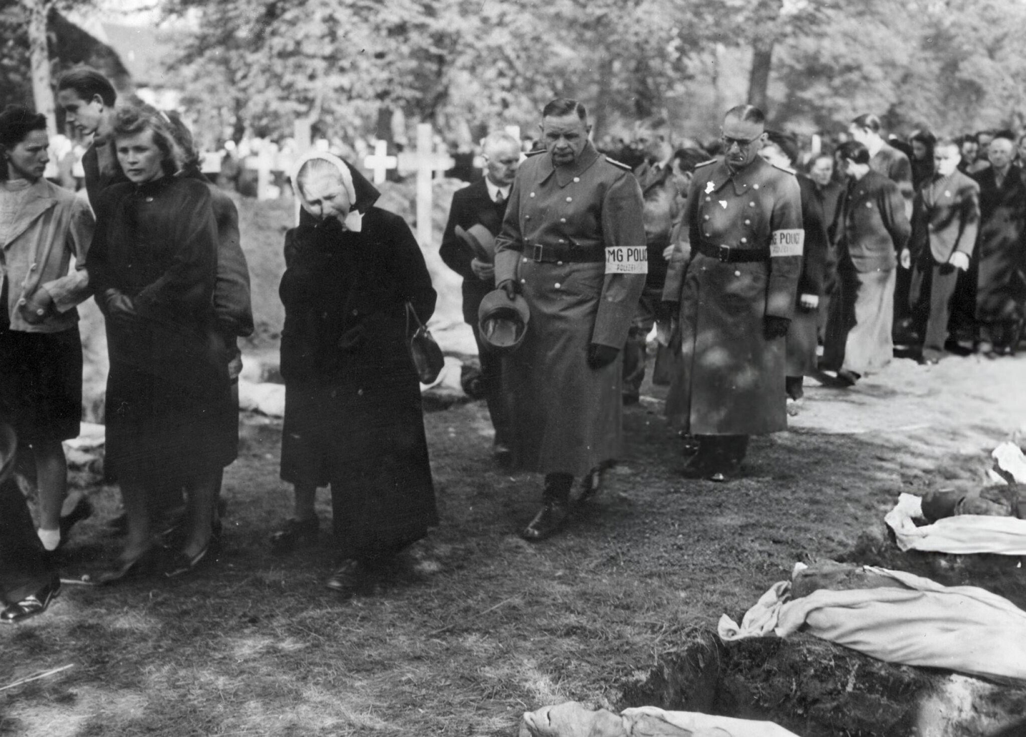 Residents of Ludwigslust and deceased prisoners of the Wobbelin concentration camp - The Second World War, The photo, Black and white photo, Old photo, Concentration camp, Historical photo, The dead, Death, War crimes, Military history, Germany, Burial, Longpost