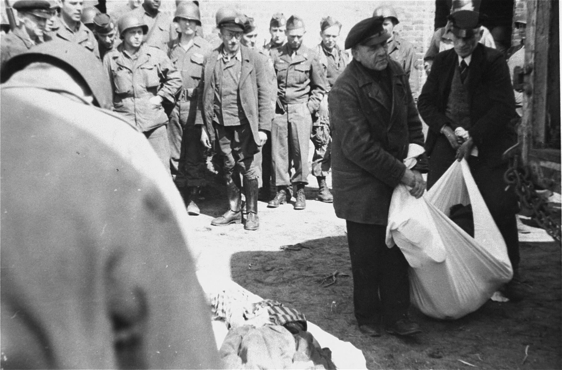 Residents of Ludwigslust and deceased prisoners of the Wobbelin concentration camp - The Second World War, The photo, Black and white photo, Old photo, Concentration camp, Historical photo, The dead, Death, War crimes, Military history, Germany, Burial, Longpost