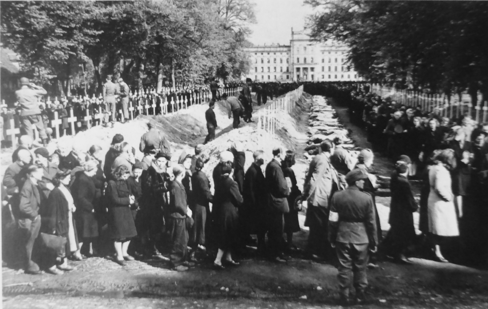 Residents of Ludwigslust and deceased prisoners of the Wobbelin concentration camp - The Second World War, The photo, Black and white photo, Old photo, Concentration camp, Historical photo, The dead, Death, War crimes, Military history, Germany, Burial, Longpost