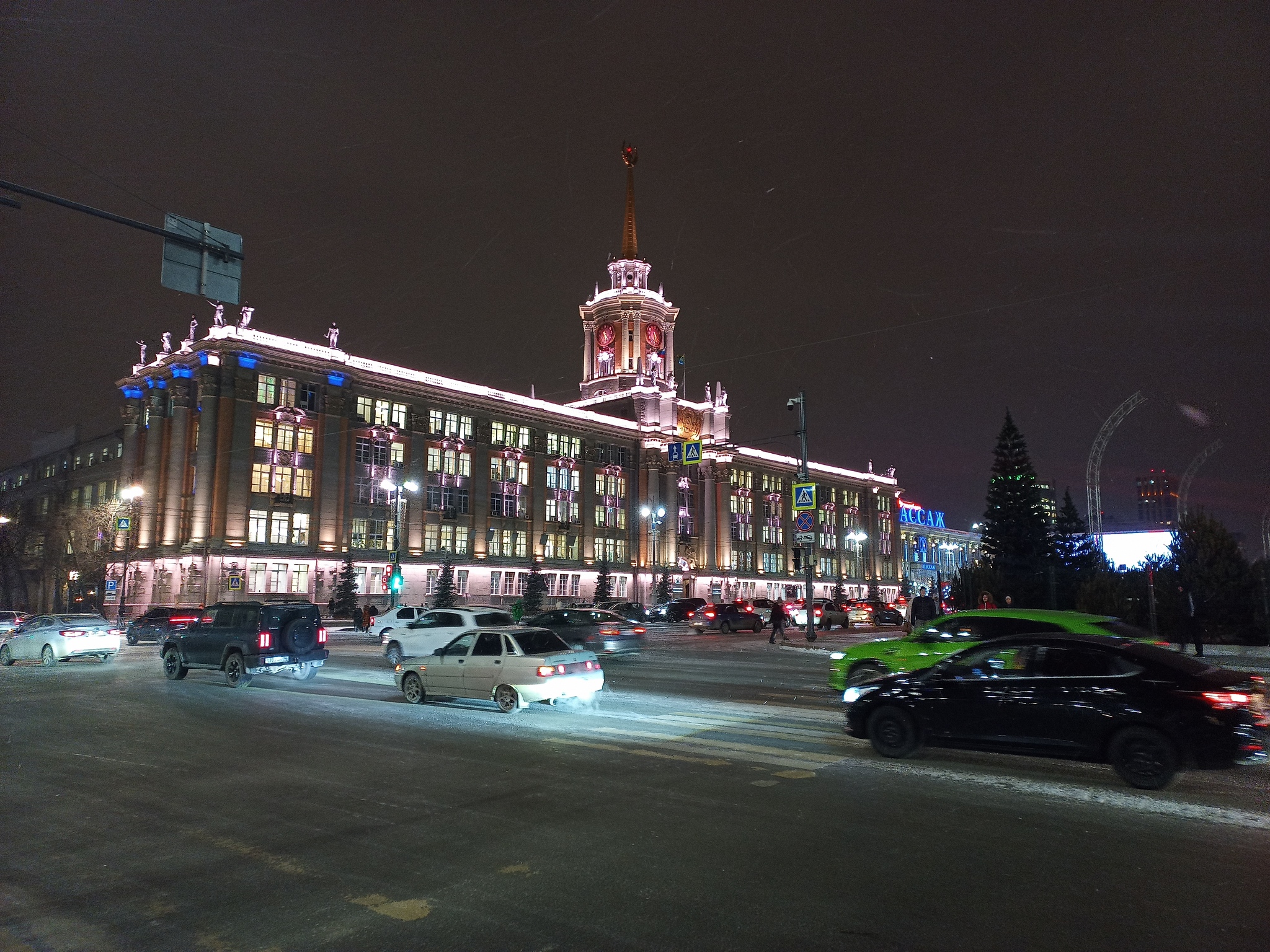 Evening Yekaterinburg - My, Yekaterinburg, Mobile photography, The photo, Photo on sneaker, Town, Winter, Night city, Night light, Longpost