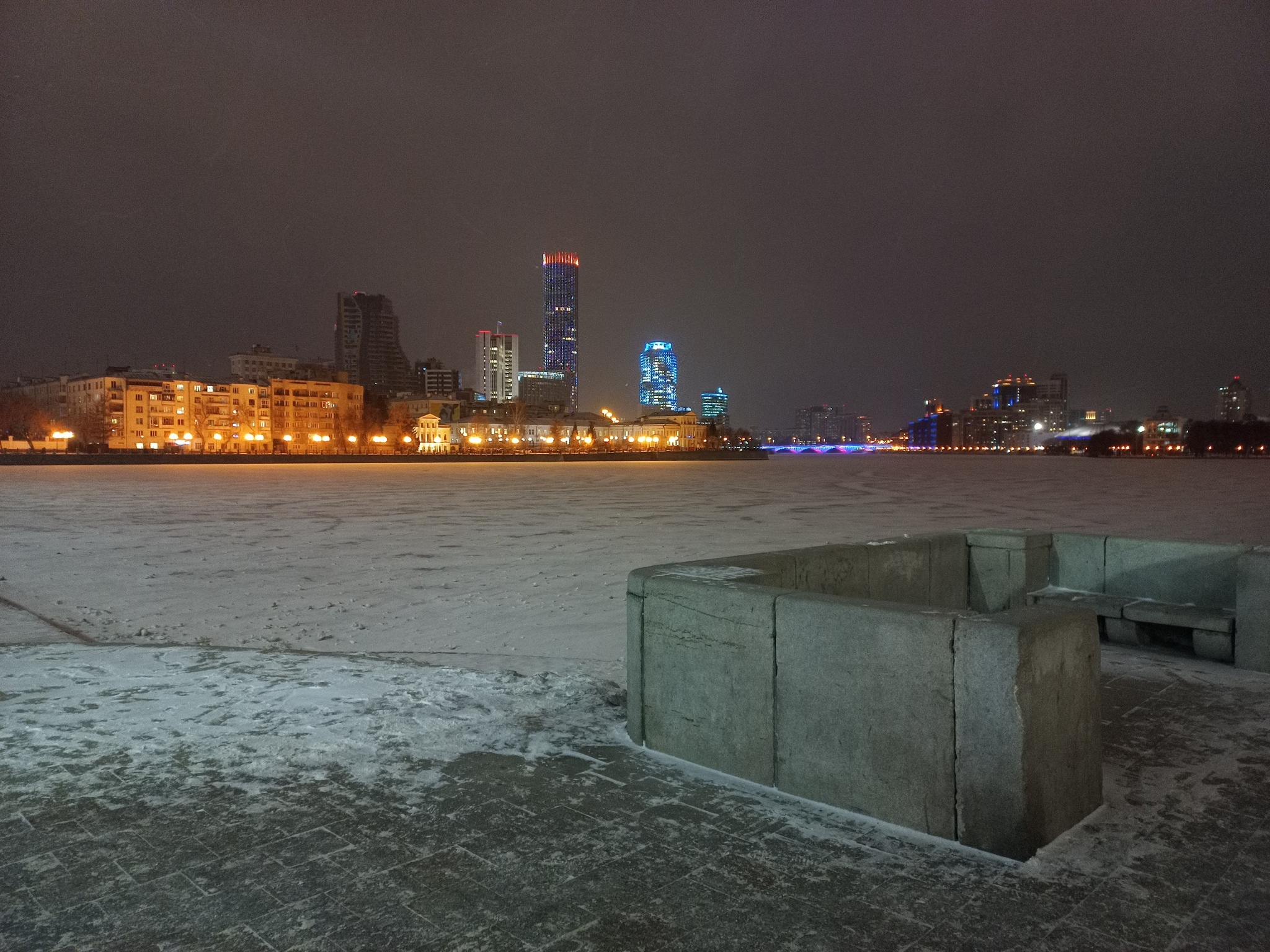 Evening Yekaterinburg - My, Yekaterinburg, Mobile photography, The photo, Photo on sneaker, Town, Winter, Night city, Night light, Longpost