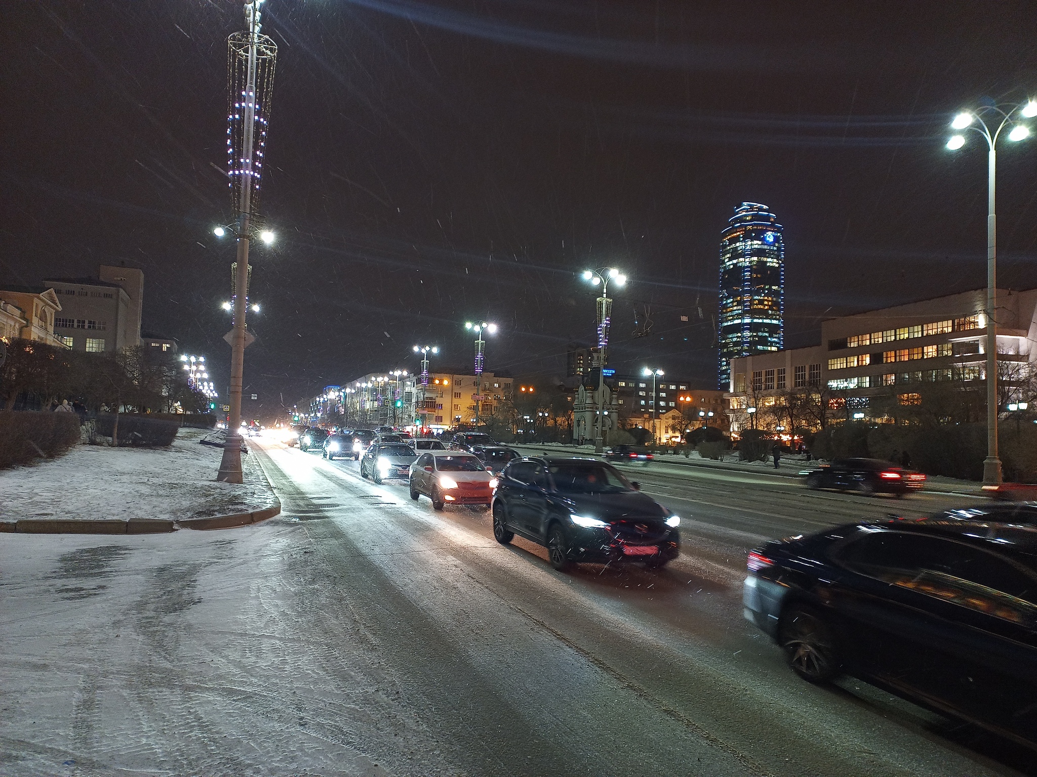 Evening Yekaterinburg - My, Yekaterinburg, Mobile photography, The photo, Photo on sneaker, Town, Winter, Night city, Night light, Longpost