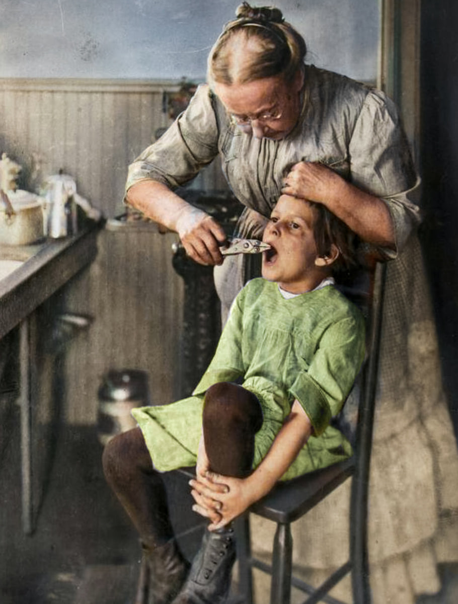 Dental treatment at home, 1920s - Telegram (link), Past, The photo, Pain, Dentist