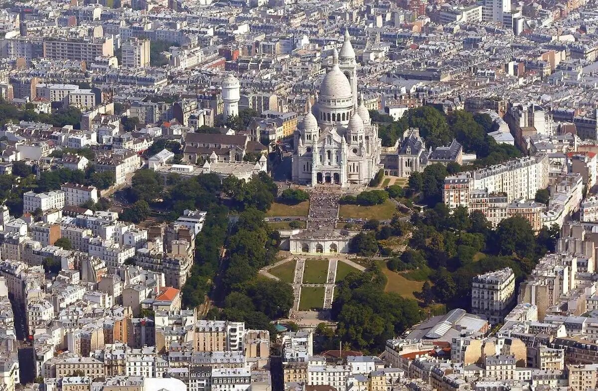 Montmartre - the romantic heart of Paris - Paris, Montmartre, France, Peace, Person, Longpost