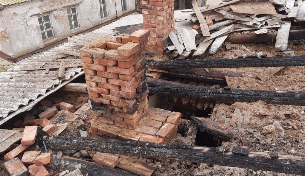 Astrakhan resident lives in a burnt-out apartment with a hole in the ceiling through which the sky is visible - Neighbours, Negative, Troubled neighbors, Life stories, Longpost