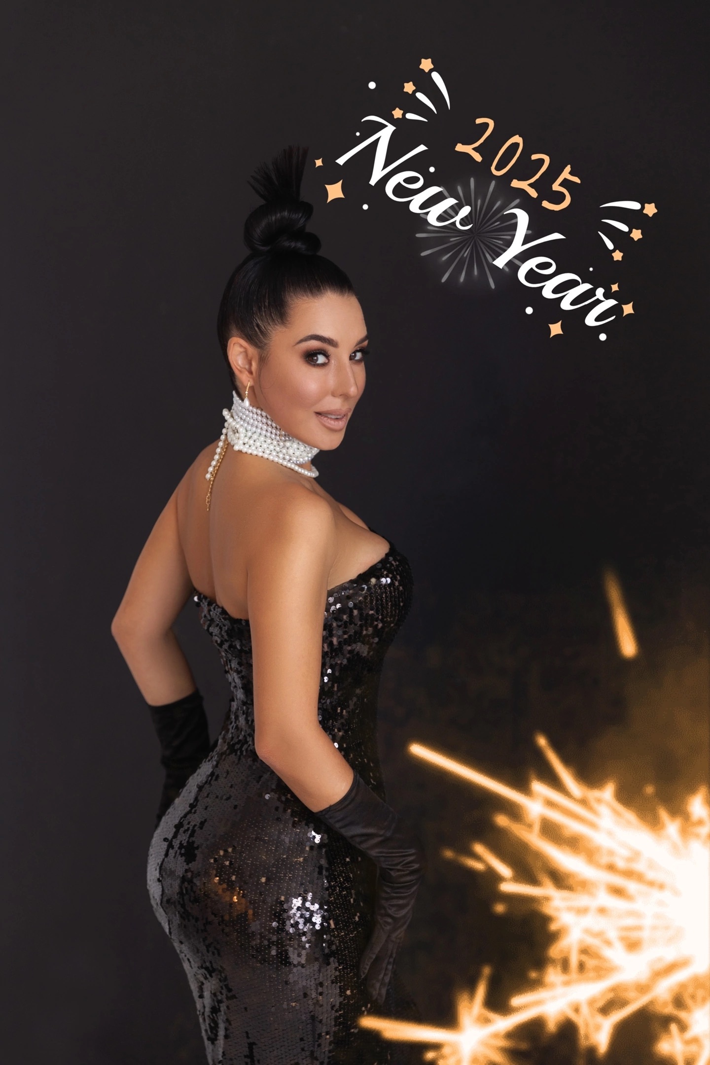 Cosplay on Kim Kardashian. Funny and New Year's - My, New Year, Cosplay, Kim Kardashian, The dress, Christmas trees, December, Holidays, Video, Vertical video, Longpost