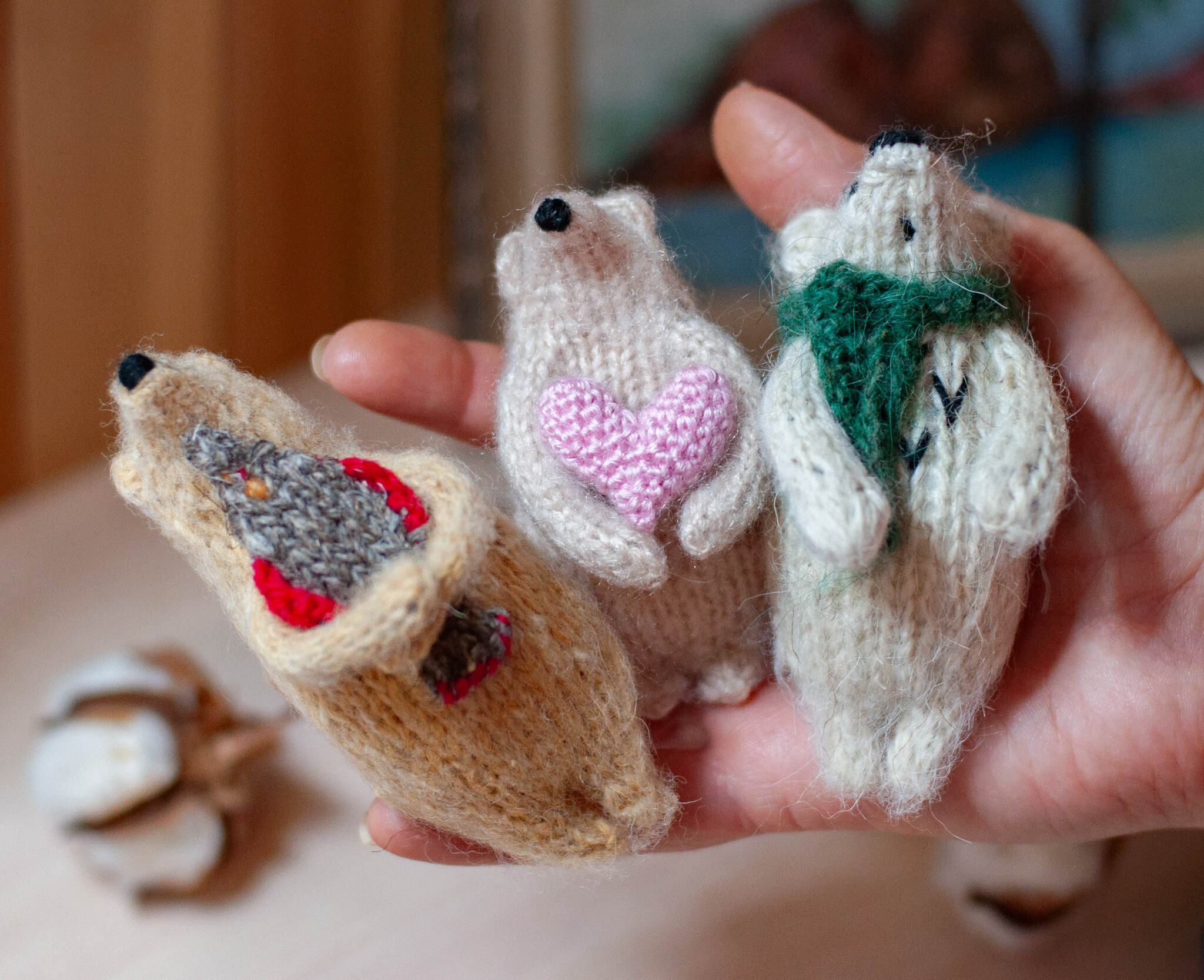 Miniatures of tiny dolls made of natural wool - My, Decor, Needlework, Miniature, Frame toy, Frogs, Amigurumi, Pocket animals, Author's toy, Presents, Knitted toys, Keychain, Souvenirs, Frog traveler, Wind in the willows, Fox, The Bears, Raccoon, cat, Longpost