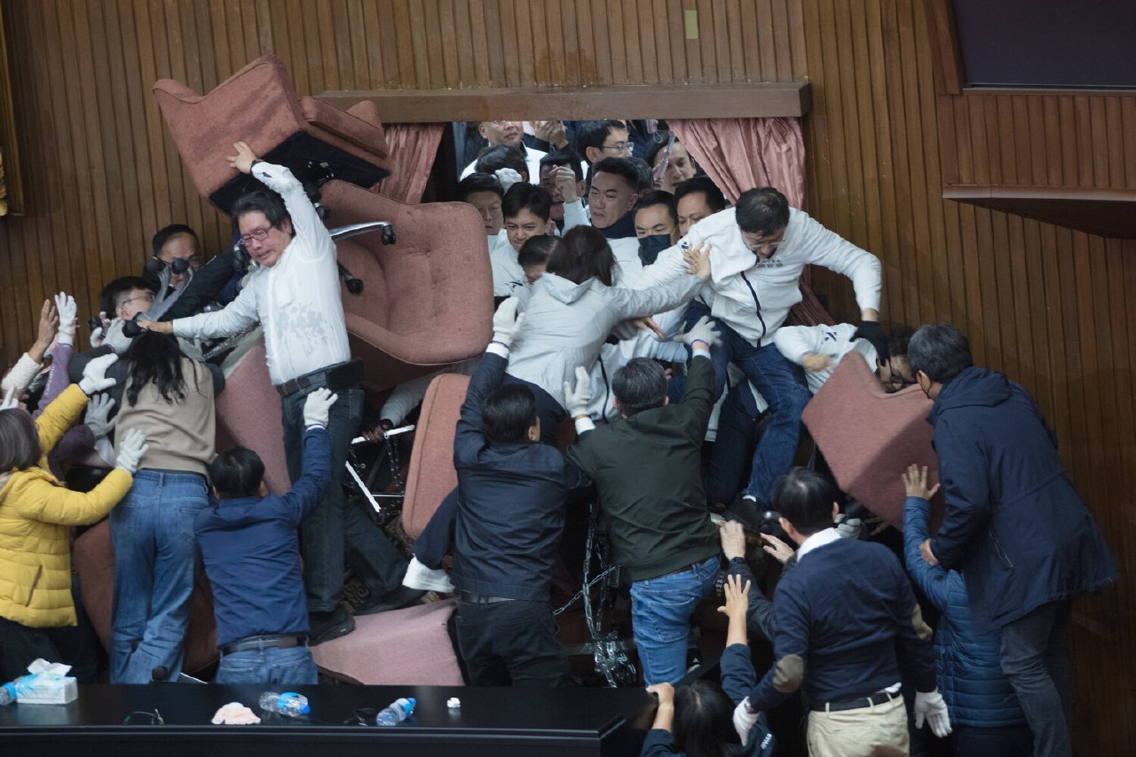 Taiwan (Republic of China/PRC) parliament members brawl over chairman's seat - NTV, news, Humor, China, Taiwan, Parliament, Chairperson, Images, The photo, Armchair