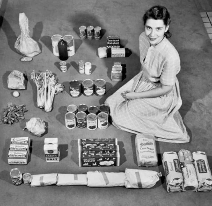 In 1947, a housewife posed with a week's worth of groceries worth $12.50. - Products, The photo, 20th century, Telegram (link)