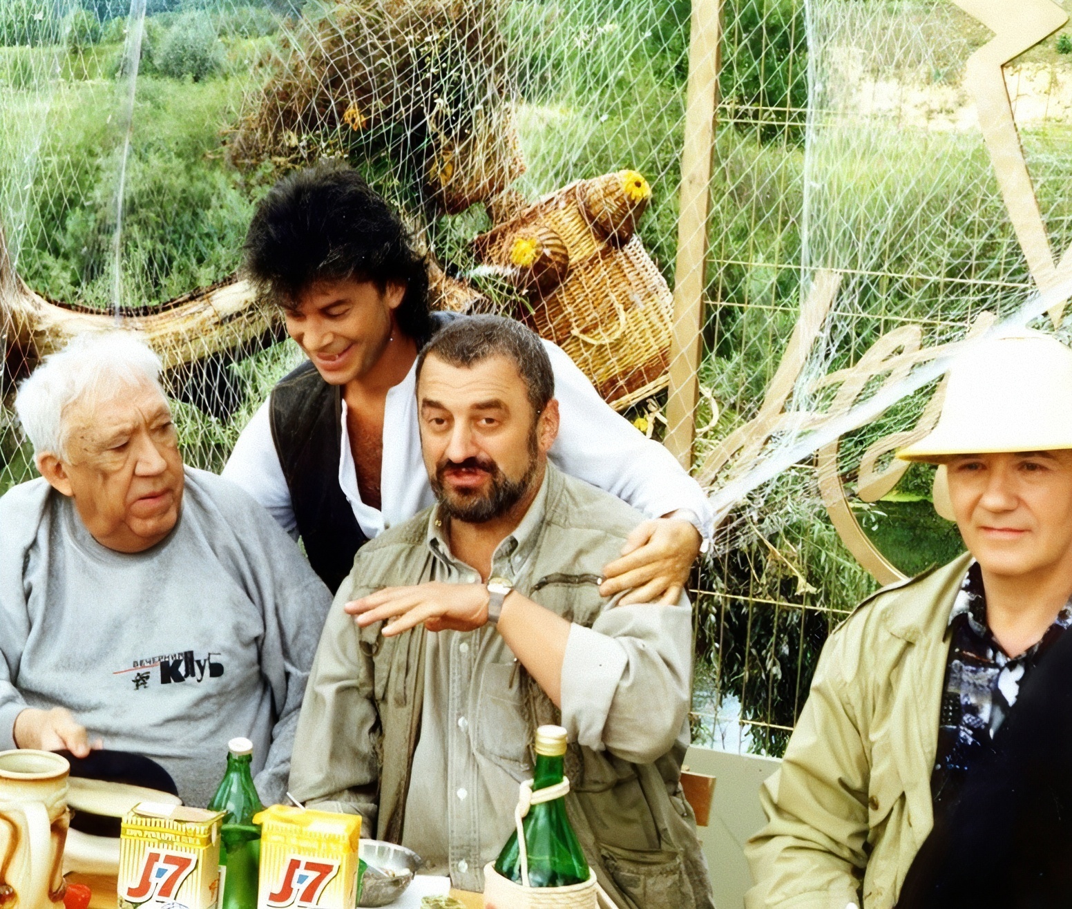 Интересные фотографии 90 -х (часть 108) - 90-е, Детство 90-х, Ностальгия, Знаменитости, Фотография, Эпоха, Амаяк Акопян, Шамиль басаев, Кашпировский, Буденновск, Юрий Никулин, Клуб Белый попугай, Леонид Куравлев, Агата Кристи, Лариса Черникова, Сергей Бодров, Отар Кушанашвили, Ace of Base, Борис Ельцин, Анастасия заворотнюк, Длиннопост, Григорий Горин