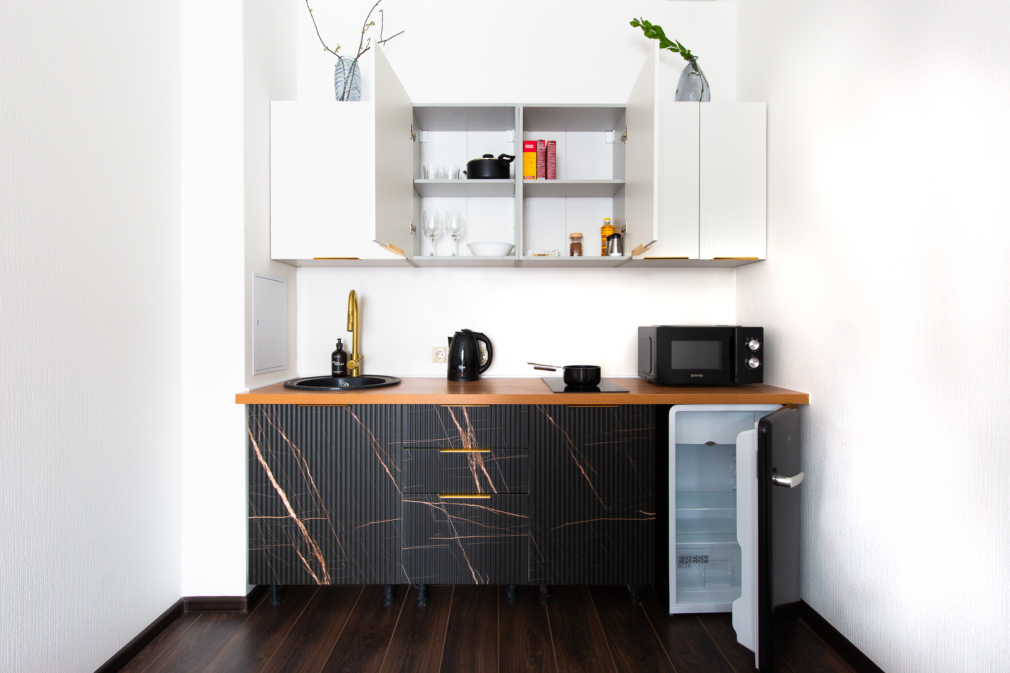 отец ебет дочь на кухне