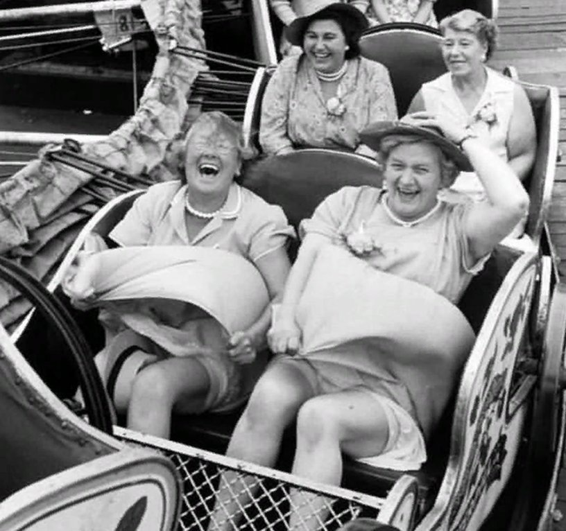 Archive photo... - The photo, England, The park, Attraction, 1956, Women, Laughter (reaction), Upskirt